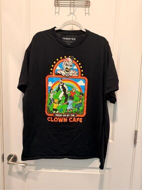 Terrifier Drop On By The Clown Cafe Steven Rhodes
Graphic T-Shirt Size  XXL
